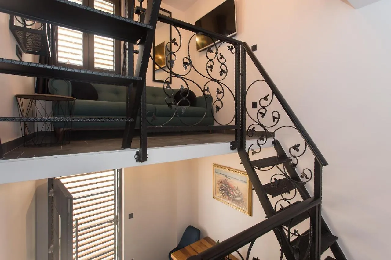 Amaizing Apartment Near Airport Kastel Stafilic 0*,