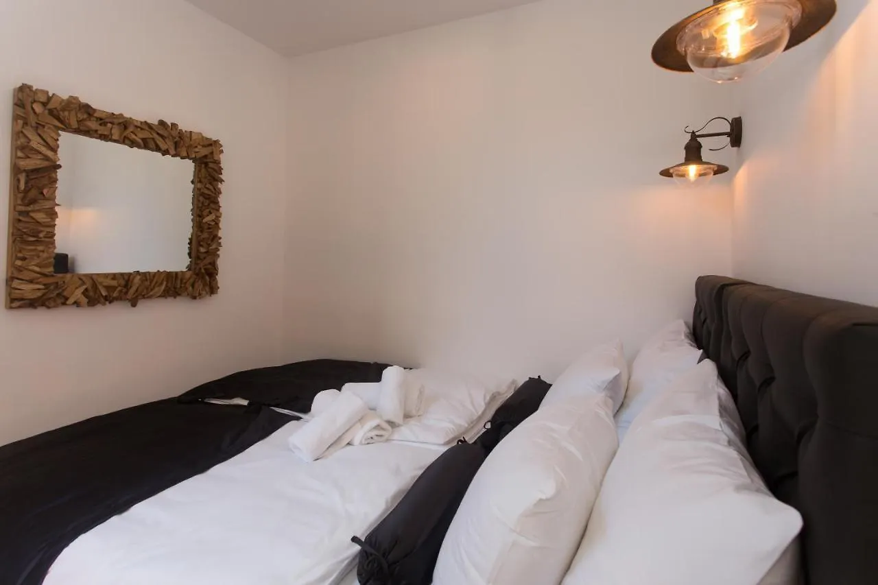 Amaizing Apartment Near Airport Каштель-Штафилич
